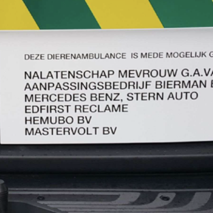 Naam sponsors op ambulance